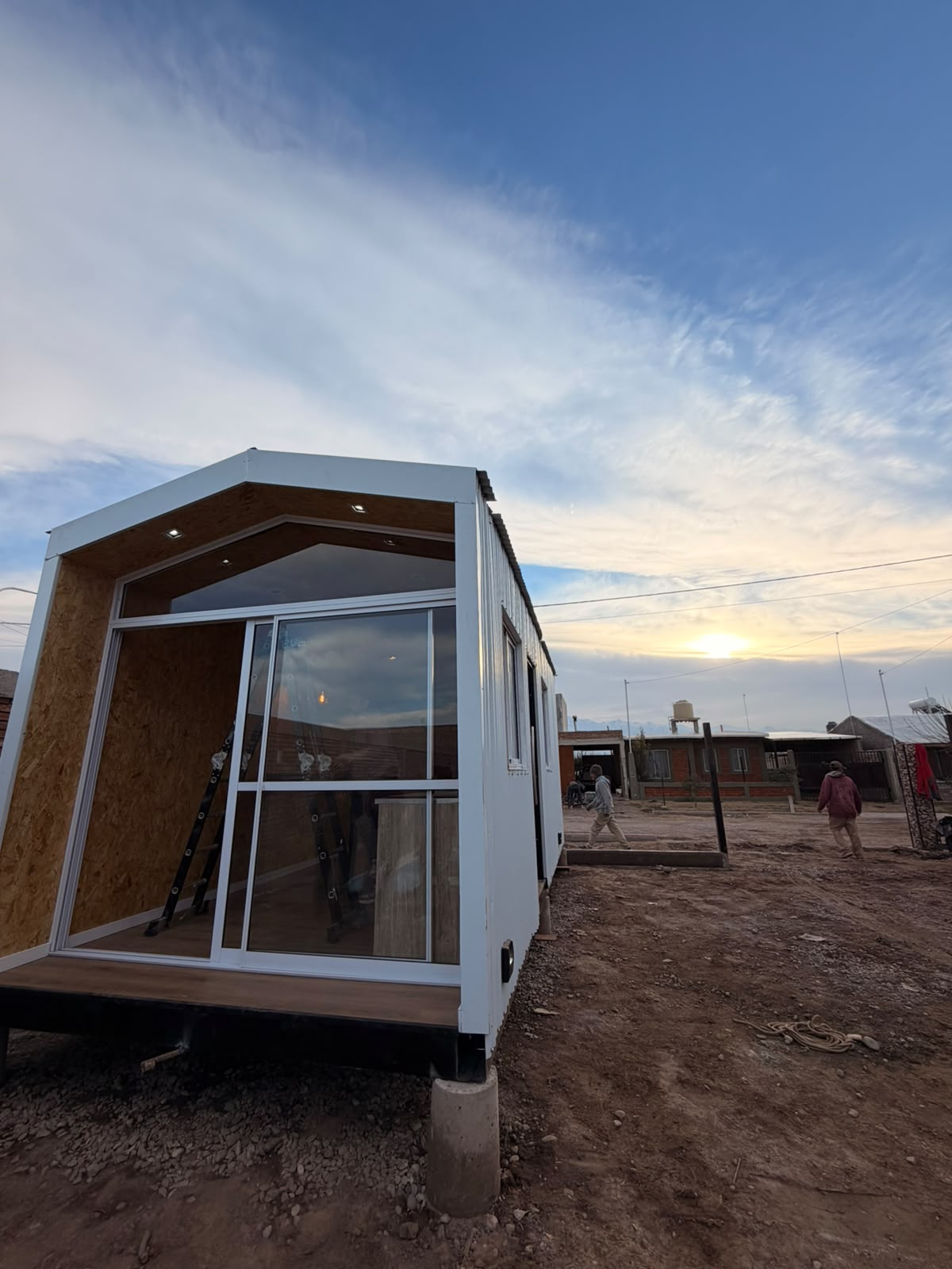 Módulo instalado en terreno al atardecer — CC Módulos